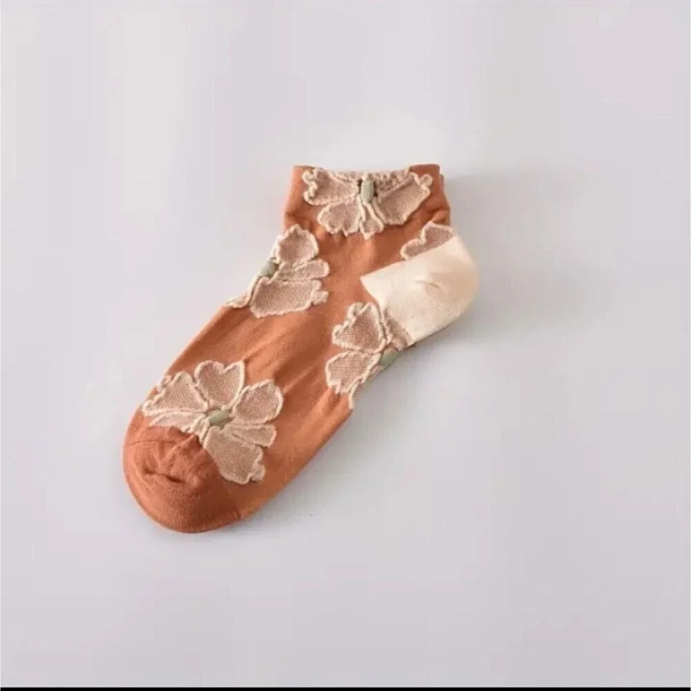Pink floral embroidered ankle socks hosiery